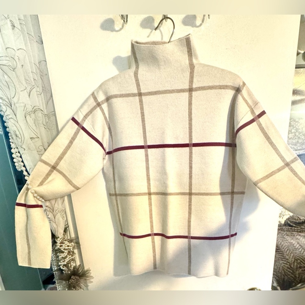 TAHARI windowpane turtleneck, NWOT, long sleeved sweater. Size small,would fit M